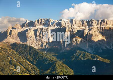 Abendansicht der Sella gruppe oder sellagruppe mit Wolken und Wolkenstein Gröden oder Wolkenstein, Südtirol, Alpen Dolomiten Berge, Italien Stockfoto