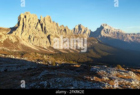 Morgenpanorama von Cima Ambrizzola, Croda da Lago und Le Tofane Gruppe, Dolomiten, Italien Stockfoto