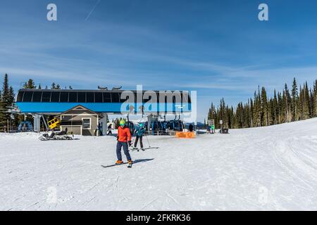 REVELSTOKE, KANADA - 16. MÄRZ 2021: Revelstoke Mountain Ski Resort Lift mit blauem Frühlingshimmel Stockfoto