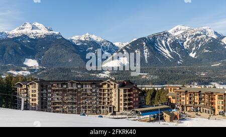 REVELSTOKE, KANADA - 16. MÄRZ 2021: Panoramablick auf das Skigebiet Revelstoke Mountain mit Bergen im Hintergrund Stockfoto