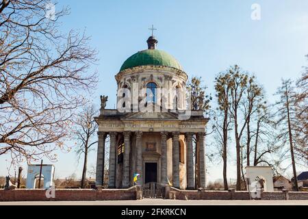 Römisch-katholische Kirche des heiligen Josef in Pidhirtsi, Ukraine. Wahrzeichen der antiken Architektur. Touristenattraktion Stockfoto