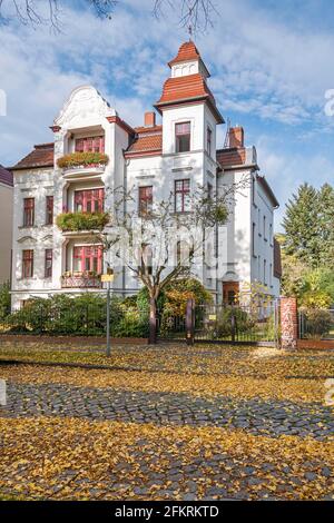 Berlin, Deutschland - 25. Oktober 2020: Wohnhaus in der Mommsenstraße, denkmalgeschütztes Kulturdenkmal der Villenkolonie aus dem 19. Jahrhundert, eine deutsche Kontra Stockfoto