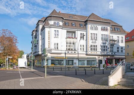 Berlin, Deutschland - 25. Oktober 2020: Drake-Haus, ein Wohnhaus aus der Villenkolonie des 19. Jahrhunderts, ein deutsches Siedlungskonzept komplett m Stockfoto