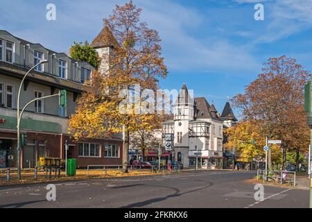 Berlin, Deutschland - 25. Oktober 2020: Die Drakestraße mit dem Wohnhaus, denkmalgeschütztes Kulturdenkmal des Bezirks Lichterfelde, Gebäude 1 Stockfoto