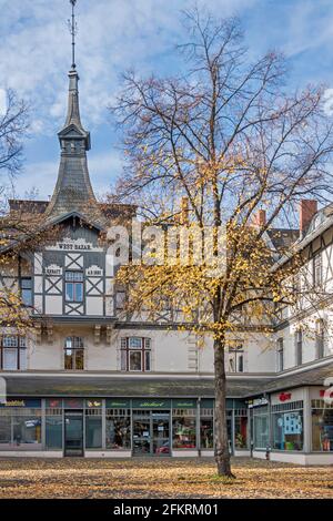 Berlin, Deutschland - 25. Oktober 2020: Wohn- und Geschäftshaus Westbazar, ein denkmalgeschütztes Kulturdenkmal der Villenkolonie aus dem 19. Jahrhundert, ein Ger Stockfoto