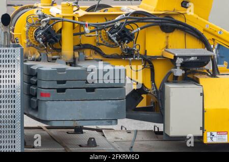 Ein Fragment von Hydraulikschläuchen und Steuerrohren des Der LKW-Kran befindet sich am Seitenteil neben dem Boom Stockfoto