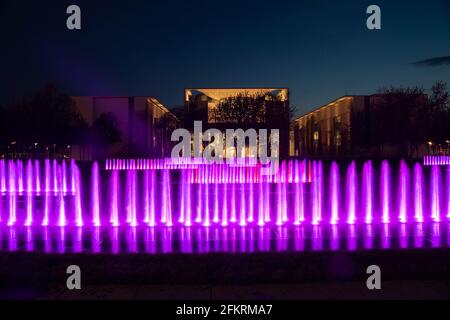 Berlin, Deutschland. Mai 2021. Die Springbrunnen im Bundeskanzleramt sind beleuchtet. (Langzeitbelichtung) Kredit: Paul Zinken/dpa-Zentralbild/dpa/Alamy Live News Stockfoto