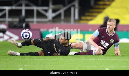 West Ham United's Jesse Lingard (links) und Burnley's Ben Mee in Aktion während des Premier League-Spiels in Tuff Moor, Burnley. Ausgabedatum: Montag, 3. Mai 2021. Stockfoto