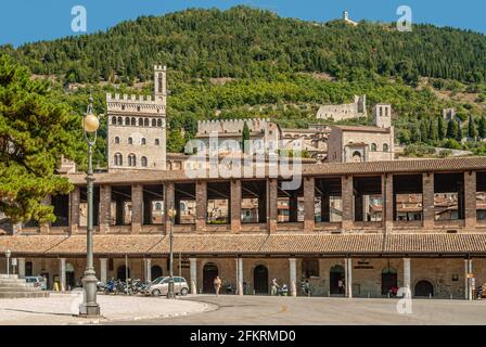 Loggia dei Tiratori in der Altstadt von Gubbio, Umbrien, Italien Stockfoto