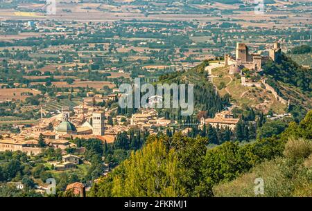 Erhöhter Blick über das Stadtzentrum von Assisi in Umbrien, Italien Stockfoto