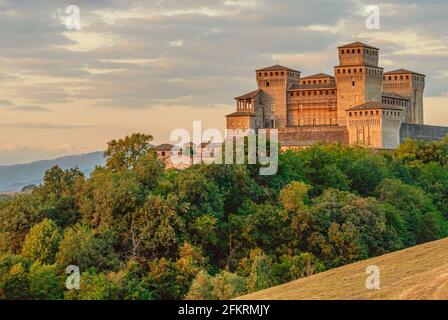 Schloss von Torrechiara, Emilia-Romagna, Italien, in der Abenddämmerung Stockfoto