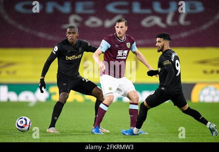 Burnleys Chris Wood (Mitte) in Aktion mit Issa Diop von West Ham United (links) und sagte Benrahma während des Premier League-Spiels in Tuff Moor, Burnley. Ausgabedatum: Montag, 3. Mai 2021. Stockfoto