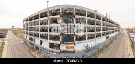 Detroit, Michigan - EINE perspektivverzerrte Ansicht des verlassenen Fisher Body 21-Automobilwerks. Die Fabrik wurde 1919 eröffnet, bis 1984 betrieben und hat Stockfoto