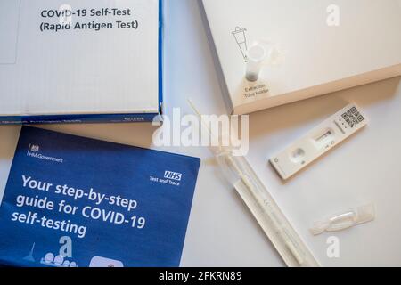 Inhalt des NHS Covid-19 Rapid-Antigen-Selbsttestkits. Stockfoto