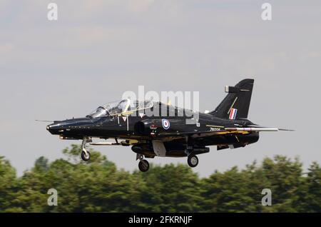 Royal Air Force, RAF BAE Hawk T2 Jet Trainer Flugzeug ZK025 landete bei RAF Fairford für Royal International Air Tattoo 2011, RIAT, UK. Hawk 128 AJT Stockfoto