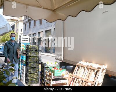 CREMONA, ITALIEN - 01. Mai 2021: Cremona, Italien 1. Mai 2021 Maskeneinkauf auf dem Markt mit Maske und Open Bar deho Stockfoto