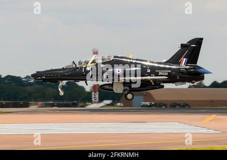 Royal Air Force, RAF BAE Hawk T2 Jet Trainer Flugzeug ZK035 landete bei RAF Fairford für Royal International Air Tattoo 2011, RIAT, UK. Hawk 128 AJT Stockfoto