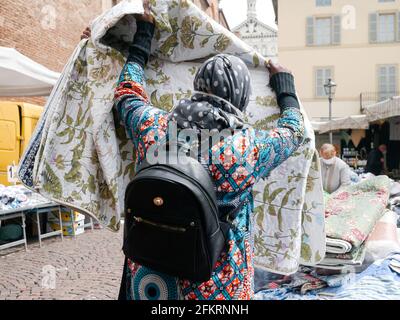 CREMONA, ITALIEN - 01. Mai 2021: Cremona, Italien 1. Mai 2021 Maskeneinkauf auf dem Markt mit Maske und Open Bar deho Stockfoto