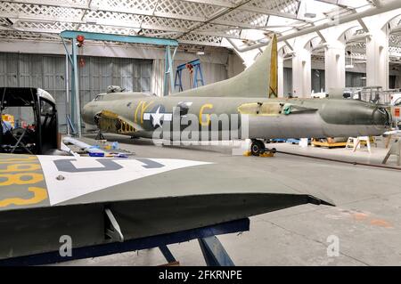 Boeing B-17 Flying Fortress Bomberflugzeug Mary aus dem Zweiten Weltkrieg Alice demontiert in Belfast Truss Hangar während der Restaurierung für American Air Museum Stockfoto