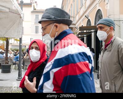 CREMONA, ITALIEN - 01. Mai 2021: Cremona, Italien 1. Mai 2021 Maskeneinkauf auf dem Markt mit Maske und Open Bar deho Stockfoto