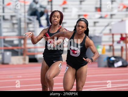 Austin, Texas, USA. Mai 2021: Elite-College-Athleten der SMU, die auf 4X400 Metern bei den Frauen antreten, machen die zweite Übergabe beim Texas Invitational im Mike A. Myers Stadium an der University of Texas in Austin. Kredit: Bob Daemmrich/Alamy Live Nachrichten Stockfoto