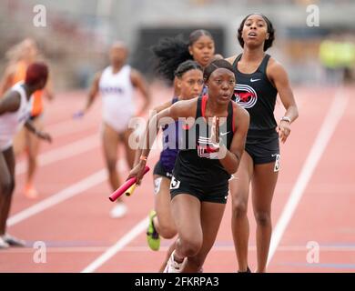 Austin, Texas, USA. Mai 2021: Der Elite-College-Athlet Whitney Williams von der SMU nimmt die Übergabe in der 4X400-Meter-Staffel beim Texas Invitational im Mike A. Myers Stadium an der University of Texas in Austin ab. Kredit: Bob Daemmrich/Alamy Live Nachrichten Stockfoto