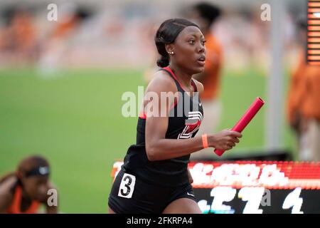 Austin, Texas, USA. 1. Mai 2021: Die Elite-College-Athletin Jordanne Scott von der SMU tritt beim Texas Invitational im Mike A. Myers Stadium an der University of Texas in Austin in den 4X400 Metern der Damen an. Kredit: Bob Daemmrich/Alamy Live Nachrichten Stockfoto