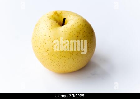 Eine koreanische Birne auf weißem Hintergrund isoliert. Stockfoto