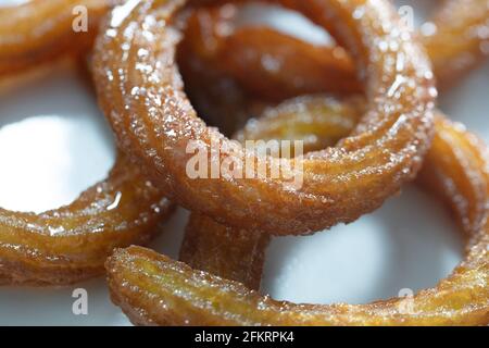 Traditionelle türkische Ring süße Dessert Halka Tatli. Gebratene runde Desserts. Arabischer Ramadan Kareem süße Desserts Stockfoto