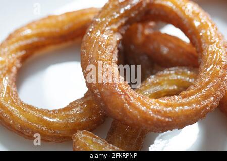 Traditionelle türkische Ring süße Dessert Halka Tatli. Gebratene runde Desserts. Arabischer Ramadan Kareem süße Desserts Stockfoto