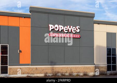 Ottawa, Kanada - 2. Mai 2021: Popeyes Hähnchen-Fast-Food-Restaurant, Louisiana-Küche Stockfoto