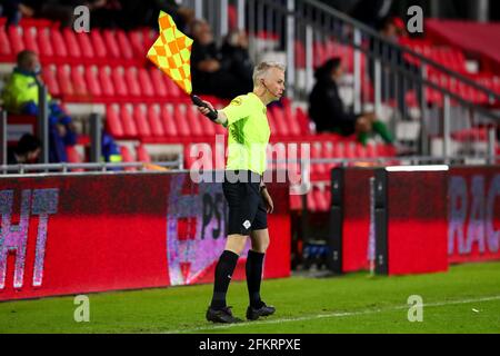 EINDHOVEN, NIEDERLANDE - 3. MAI: Assistenzreferent Ralf van Vlokhoven während des niederländischen Keukenkampioendivisie-Spiels zwischen PSV U23 und TOP Oss am 3. Mai 2021 auf dem PSV Campus De Herdgang in Eindhoven, Niederlande (Foto: Ben Gal/Orange Picters) Stockfoto