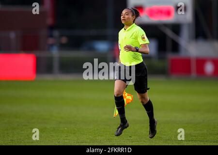 EINDHOVEN, NIEDERLANDE - 3. MAI: Assistenzschiedsrichter Franca Overtoom während des niederländischen Keukenkampioendivisie-Spiels zwischen PSV U23 und TOP Oss am 3. Mai 2021 in Eindhoven, Niederlande (Foto: Ben Gal/Orange Picters) Stockfoto