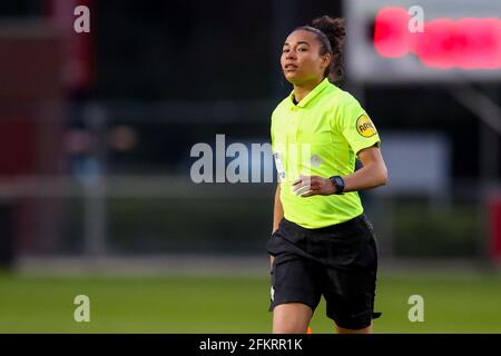 EINDHOVEN, NIEDERLANDE - 3. MAI: Assistenzschiedsrichter Franca Overtoom während des niederländischen Keukenkampioendivisie-Spiels zwischen PSV U23 und TOP Oss am 3. Mai 2021 in Eindhoven, Niederlande (Foto: Ben Gal/Orange Picters) Stockfoto