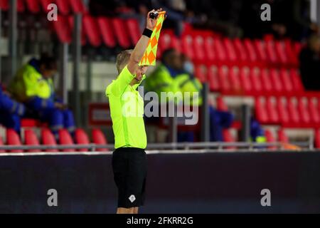 EINDHOVEN, NIEDERLANDE - 3. MAI: Assistenzreferent Ralf van Vlokhoven während des niederländischen Keukenkampioendivisie-Spiels zwischen PSV U23 und TOP Oss am 3. Mai 2021 auf dem PSV Campus De Herdgang in Eindhoven, Niederlande (Foto: Ben Gal/Orange Picters) Stockfoto