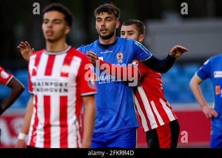 EINDHOVEN, NIEDERLANDE - 3. MAI 3: Livio Milts von OSS UND Mathijs Tielemans von PSV U23 während des niederländischen Keukenkampioendivisie-Spiels zwischen PSV U23 und OSS AM PSV Campus De Herdgang am 2021. Mai in Eindhoven, Niederlande (Foto: Ben Gal/Orange Picters) Stockfoto