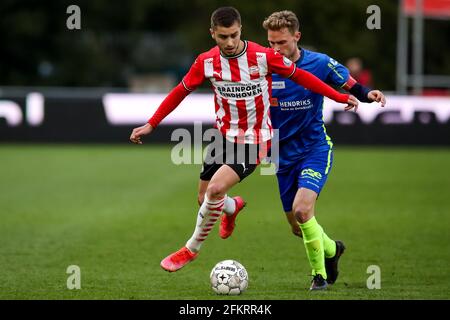 EINDHOVEN, NIEDERLANDE - 3. MAI: Mathijs Tielemans von PSV U23 und Rick Stuy van den Herik von TOP Oss während des niederländischen Keukenkampioendivisie-Spiels zwischen PSV U23 und TOP Oss am PSV Campus De Herdgang am 3. Mai 2021 in Eindhoven, Niederlande (Foto: Ben Gal/Orange Picters) Stockfoto