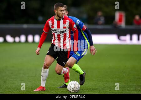 EINDHOVEN, NIEDERLANDE - 3. MAI: Mathijs Tielemans von PSV U23 und Rick Stuy van den Herik von TOP Oss während des niederländischen Keukenkampioendivisie-Spiels zwischen PSV U23 und TOP Oss am PSV Campus De Herdgang am 3. Mai 2021 in Eindhoven, Niederlande (Foto: Ben Gal/Orange Picters) Stockfoto