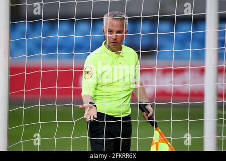 EINDHOVEN, NIEDERLANDE - 3. MAI: Assistenzreferent Ralf van Vlokhoven während des niederländischen Keukenkampioendivisie-Spiels zwischen PSV U23 und TOP Oss am 3. Mai 2021 auf dem PSV Campus De Herdgang in Eindhoven, Niederlande (Foto: Ben Gal/Orange Picters) Stockfoto