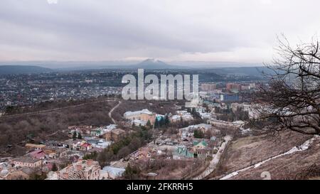 Blick auf die Stadt Pyatigorsk von der Äolischen Harfenlaube aus Mount Maschuk Stockfoto