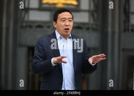 Der New Yorker Bürgermeister Andrew Yang spricht am 9. April 2021 vor der Brooklyn Public Library auf dem Grand Army Plaza zu seinen Freiwilligen Stockfoto