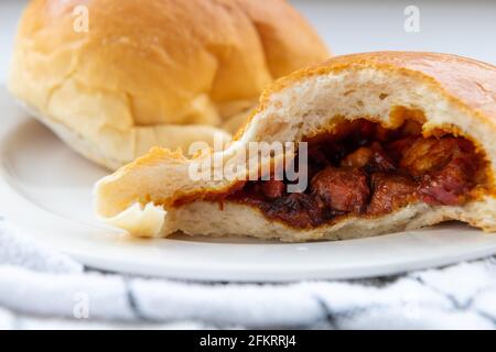 Eine Nahaufnahme von gebackenen Char siu bao oder gegrillten Schweinebraten. Stockfoto