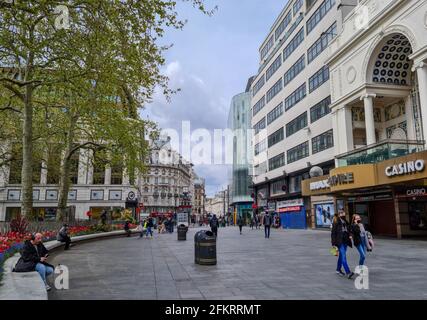 Allgemeiner Blick auf den Leicester Square. Ein berühmtes Touristendenkmal und Kulturzentrum. Stockfoto