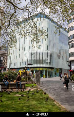 Das Swiss Center aus dem Garten am Leicester Square. Stockfoto