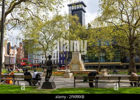 Der Garten im Zentrum des Leicester Square mit Skulpturen berühmter Menschen. Ein kulturelles und touristisches Zentrum im West End von London. Stockfoto