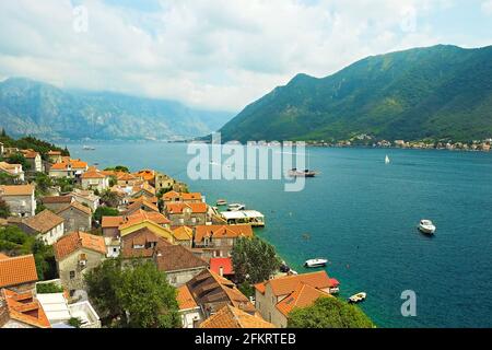 Blick von oben auf die gotische Altstadt von Perast, barocke Architektur am Meer, Bucht von Kotor, Uferlinie. Schöne Landschaft, westeuropäische Ethnie Stadt durch Stockfoto