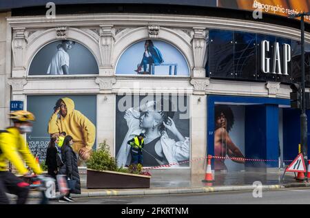 Die Beschilderung und Fassade der Zweigstelle von Gap im Piccadilly Circus. Stockfoto