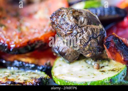 Champignons mit gebackenen Pilzen. Gegrilltes Gemüse. Pilze und Gemüse. Stockfoto