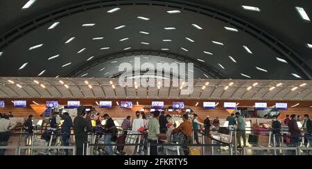 Ein Blick auf Passagiere, die am Hamad International Airport in Doha, Katar, einsteigen Stockfoto