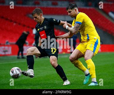 London, Großbritannien. Mai 2021. LONDON ENGLAND - MAI 03: Lloyd Kerry von Harrogate Town hält Jack Cawley von Concord Rangers während des 2019/2020 Buildbase FA Trophy Finales zwischen Concord Rangers und Harrogate Town im Wembley Stadium am 03. Mai 2021 in London, England Credit: Action Foto Sport/Alamy Live News Stockfoto